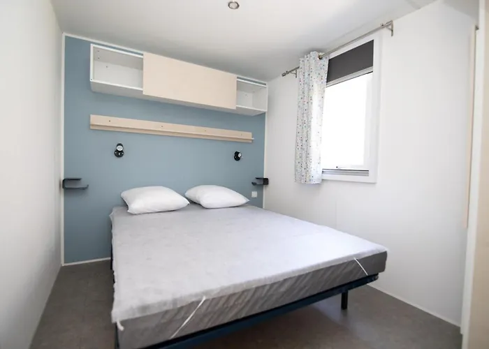 אתר קמפינג Mobil-home Avec Terrasse - 5 Personnes - Api-1-52-1426 La Bastide-de-Sérou